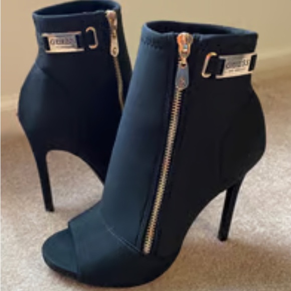 Women’s Guess Heel boots - Picture 2 of 3